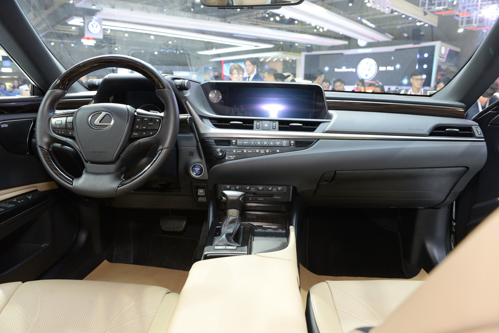 Lexus ES 2019 ra mắt tại VN - đối thủ của BMW 5-Series và Audi A6