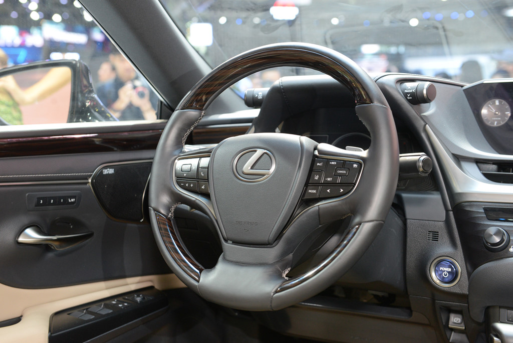 Lexus ES 2019 ra mắt tại VN - đối thủ của BMW 5-Series và Audi A6