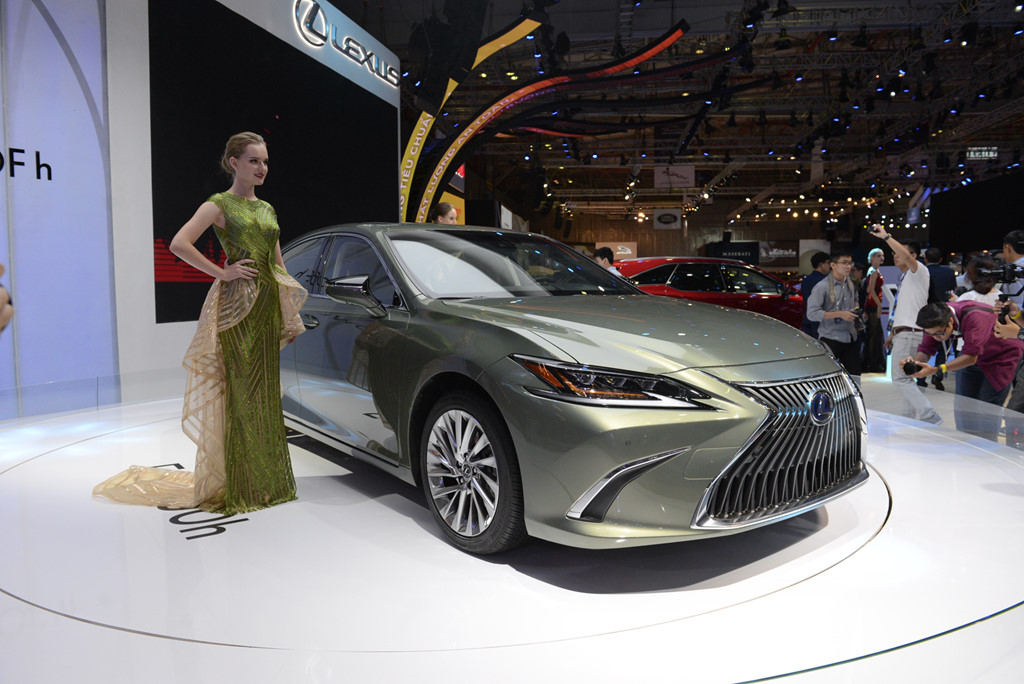 Lexus ES 2019 ra mắt tại VN - đối thủ của BMW 5-Series và Audi A6