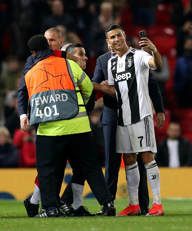 Ronaldo selfie với CĐV quá khích của MU sau trận đấu