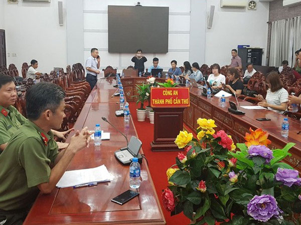 Công an Cần Thơ họp báo, khẳng định không gài bẫy vụ đổi 100 USD, phạt 270 triệu đồng Công an Cần Thơ họp báo, khẳng định không gài bẫy vụ đổi 100 USD, phạt 270 triệu đồng