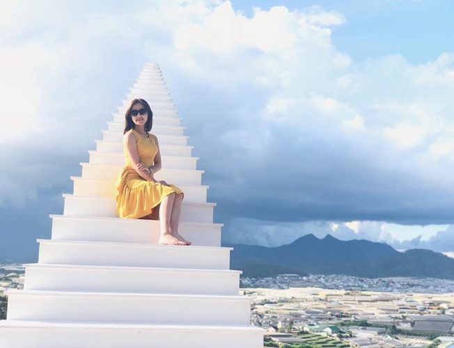Cầu thang vô cực Đà Lạt gây sốt vì cứ tới là có ảnh đẹp