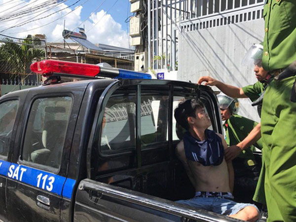 Người đàn ông ngáo đá dùng dao đâm cảnh sát 113 trọng thương