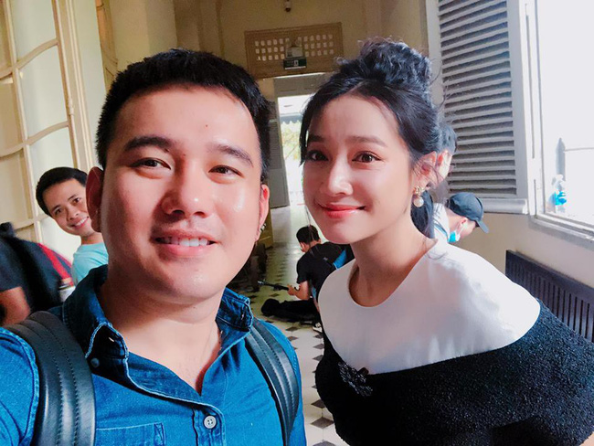 Cố tình diện váy đen kín đáo nhưng Nhã Phương vẫn không che được vòng 2 lùm lùm