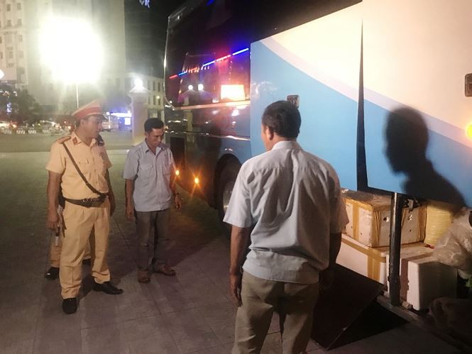 Hàng ngàn con rắn còn sống trên xe giường nằm làm hành khách khiếp vía