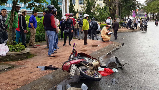 Xe con gây tai nạn liên hoàn, 4 người nhập viện