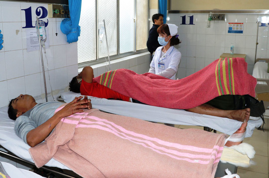 Xe con gây tai nạn liên hoàn, 4 người nhập viện