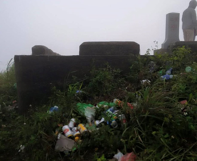 Dân phượt bị lên án khi xả rác bừa bãi tại cột mốc ở Bình Liêu