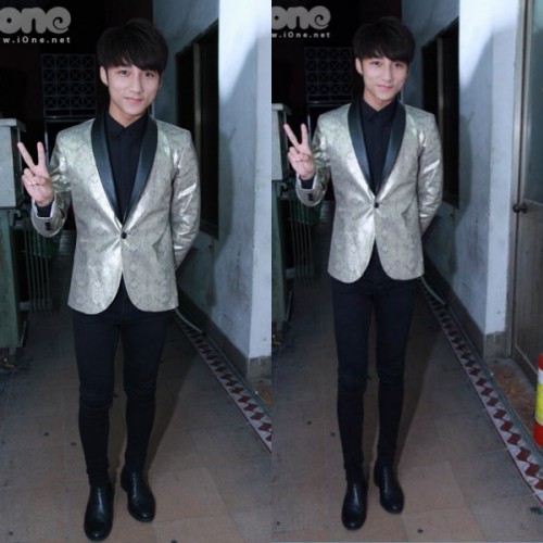 Đồng Ánh Quỳnh kéo chân dài ngang ngửa cái thang trong bức ảnh mới nhất đăng Instagram