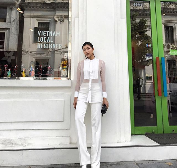 Đồng Ánh Quỳnh kéo chân dài ngang ngửa cái thang trong bức ảnh mới nhất đăng Instagram