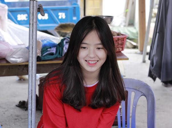 Em gái bán lê ở Hà Giang bất ngờ nổi tiếng mạng xã hội, phượt thủ nào đi ngang cũng muốn chụp ảnh chung