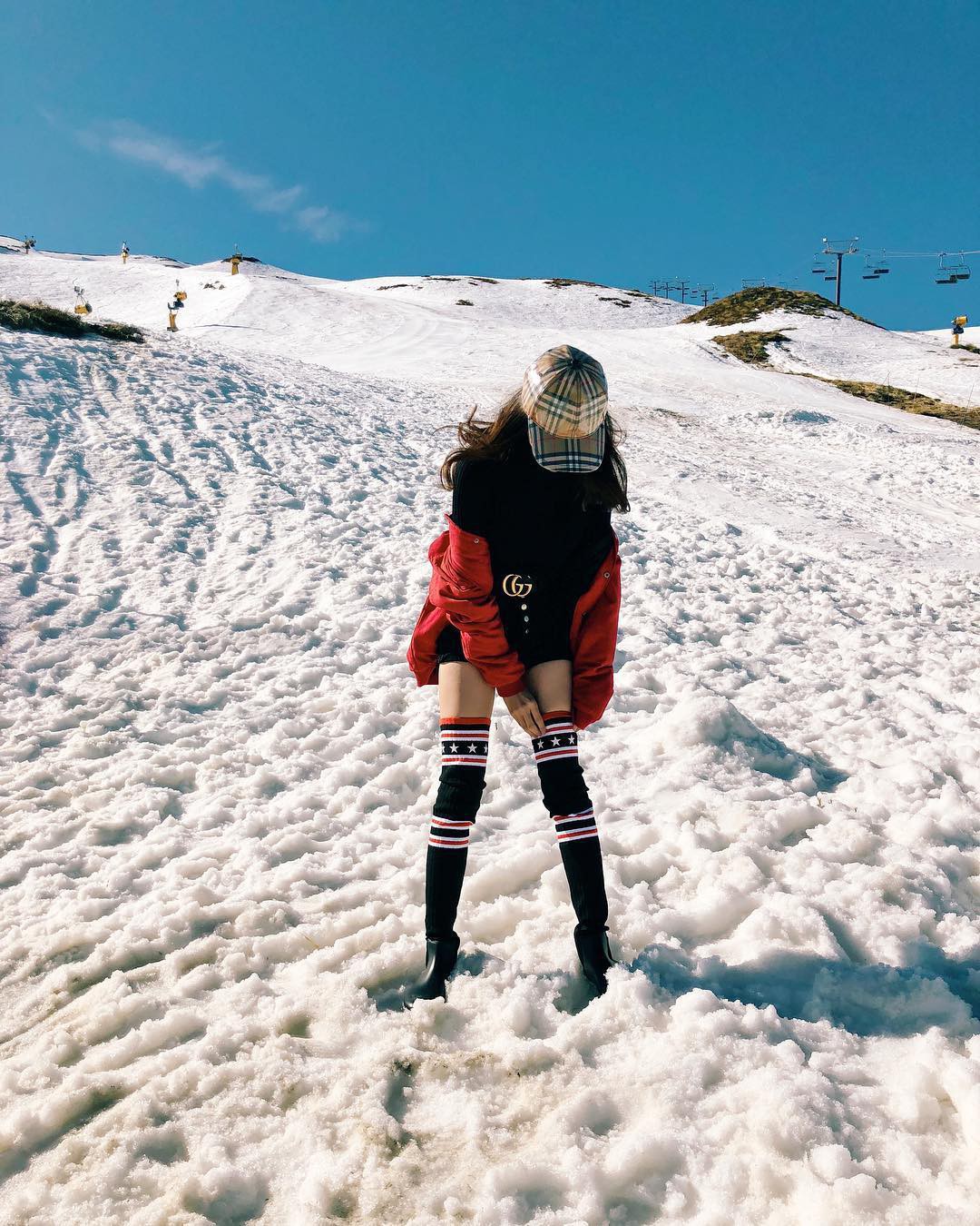 Không thể đùa với thần thái Hoa hậu: Chỉ diện áo 400k mà Hương Giang vẫn được khen đẹp ngút trời