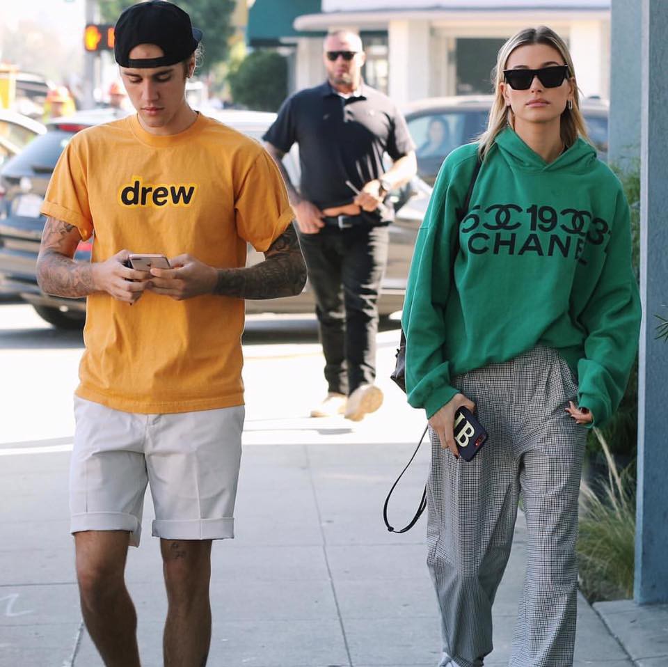 Justin Bieber đã trở lại: Sạch sẽ, bảnh bao, mỗi tội quên kéo khoá quần