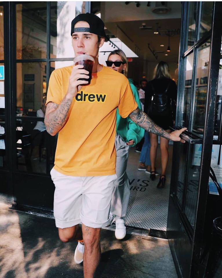 Justin Bieber đã trở lại: Sạch sẽ, bảnh bao, mỗi tội quên kéo khoá quần