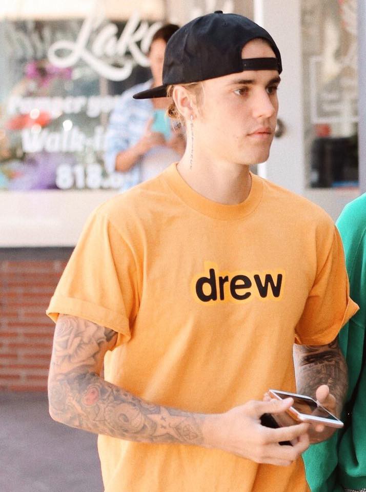 Justin Bieber đã trở lại: Sạch sẽ, bảnh bao, mỗi tội quên kéo khoá quần