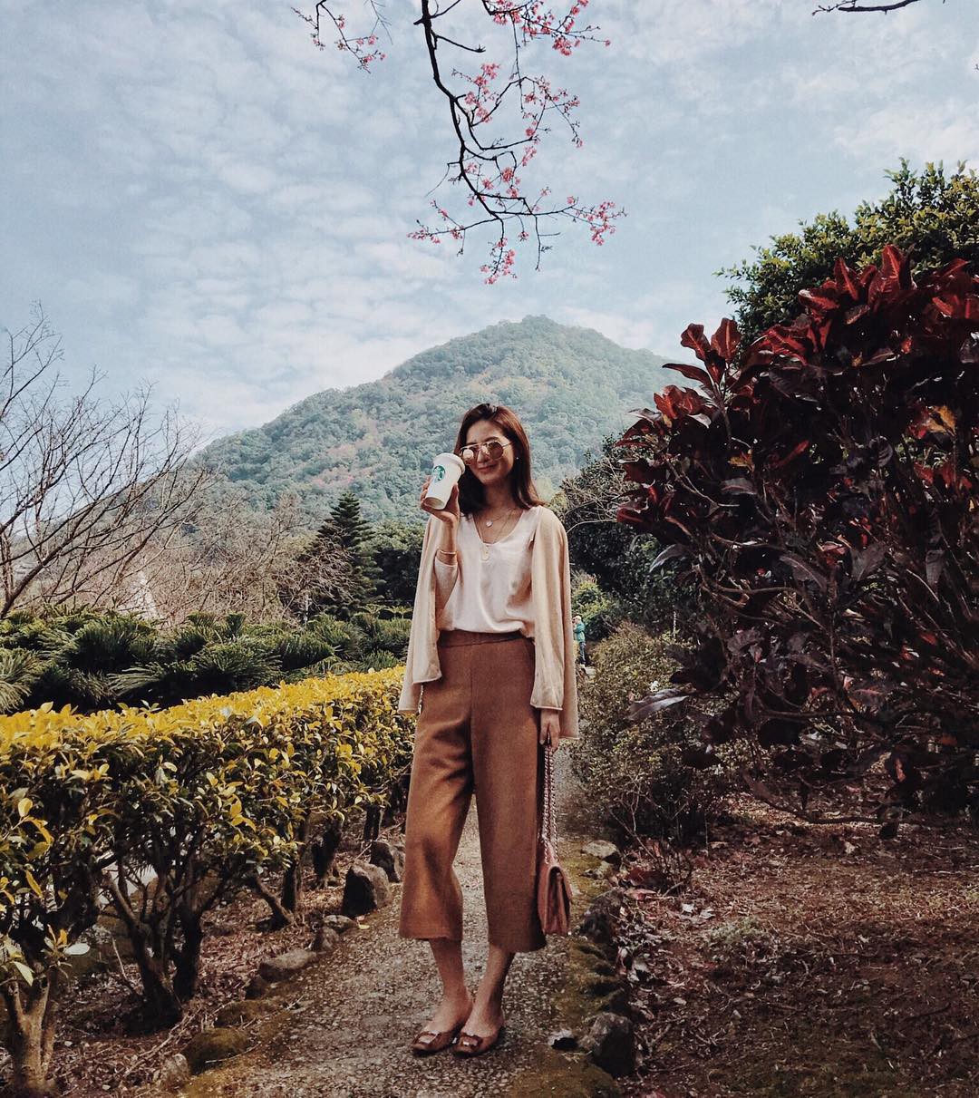 Áo khoác cardigan rất xinh và trendy nhưng để diện không bị luộm thuộm, dìm dáng thì các nàng cần nhớ 3 tips sau