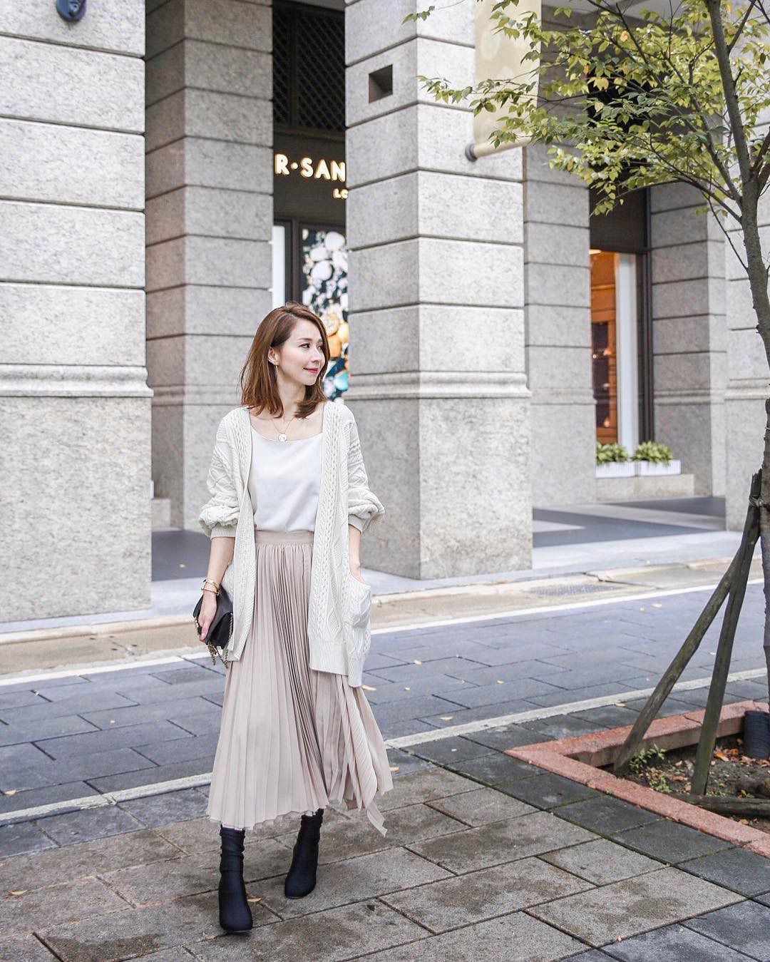 Áo khoác cardigan rất xinh và trendy nhưng để diện không bị luộm thuộm, dìm dáng thì các nàng cần nhớ 3 tips sau