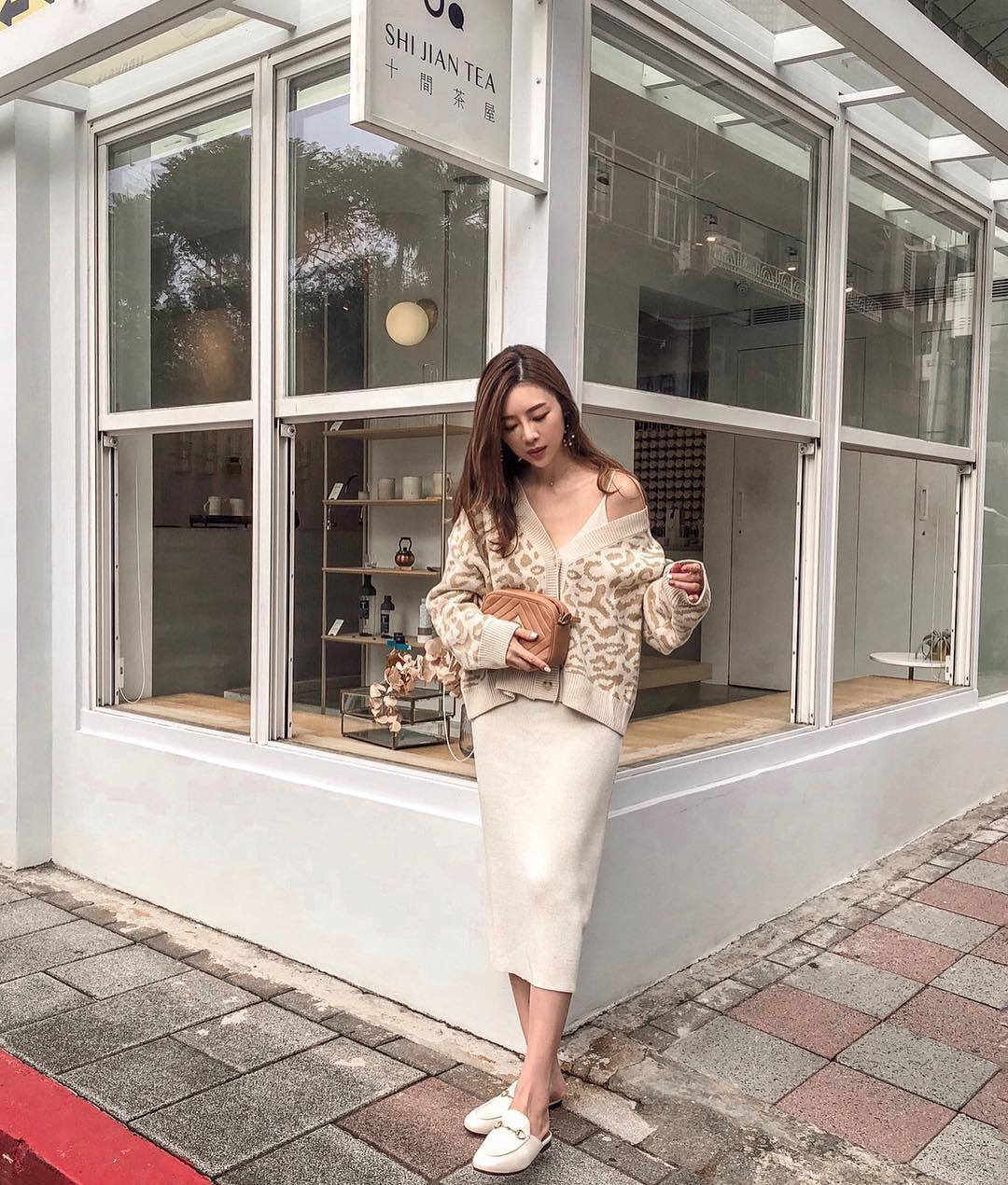 Áo khoác cardigan rất xinh và trendy nhưng để diện không bị luộm thuộm, dìm dáng thì các nàng cần nhớ 3 tips sau