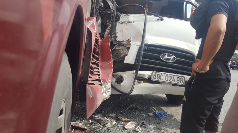 Hàng chục hành khách la hét hoảng sợ khi xe tải tông vào xe khách giường nằm