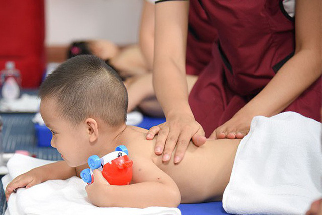 Massage cho trẻ mầm non, lợi bất cập hại