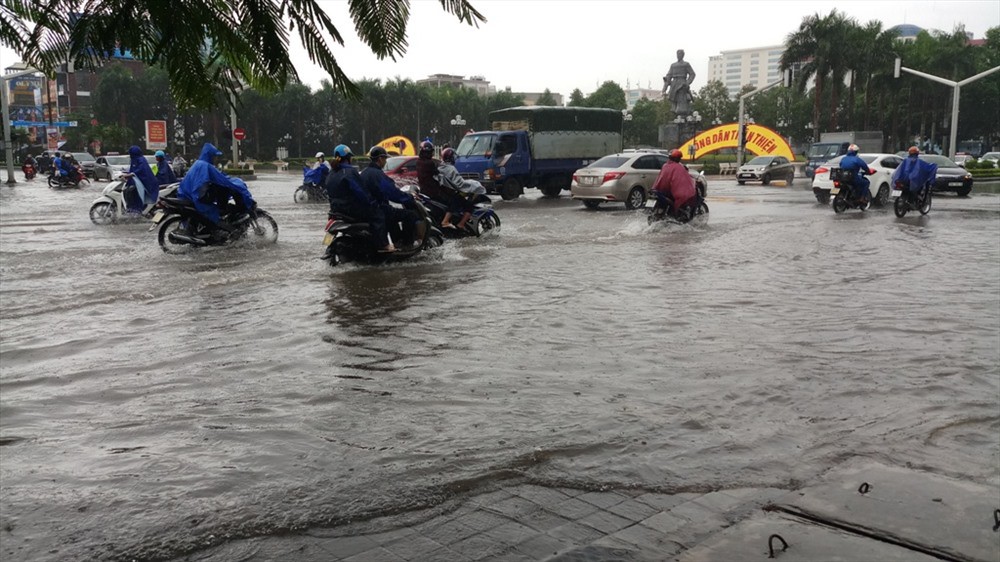 TP. Thanh Hóa ngập nặng, phố biến thành sông