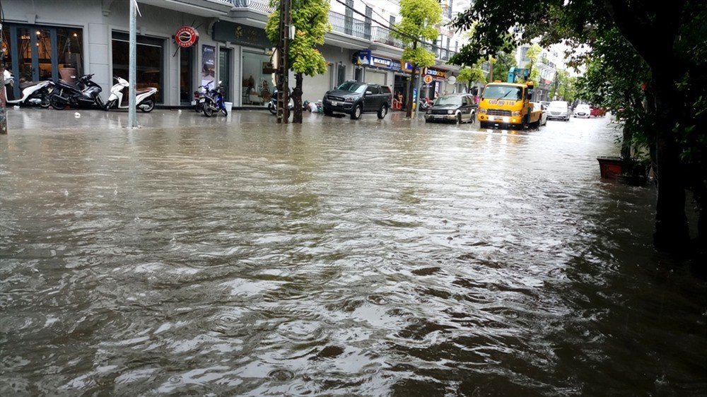 TP. Thanh Hóa ngập nặng, phố biến thành sông