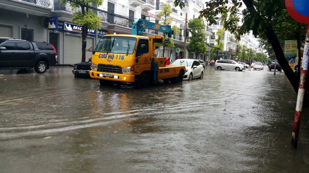 TP. Thanh Hóa ngập nặng, phố biến thành sông TP. Thanh Hóa ngập nặng, phố biến thành sông