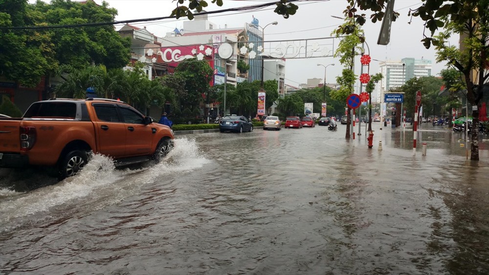 TP. Thanh Hóa ngập nặng, phố biến thành sông TP. Thanh Hóa ngập nặng, phố biến thành sông