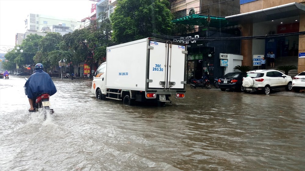TP. Thanh Hóa ngập nặng, phố biến thành sông TP. Thanh Hóa ngập nặng, phố biến thành sông