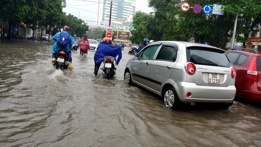 TP. Thanh Hóa ngập nặng, phố biến thành sông