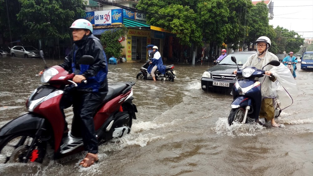 TP. Thanh Hóa ngập nặng, phố biến thành sông TP. Thanh Hóa ngập nặng, phố biến thành sông