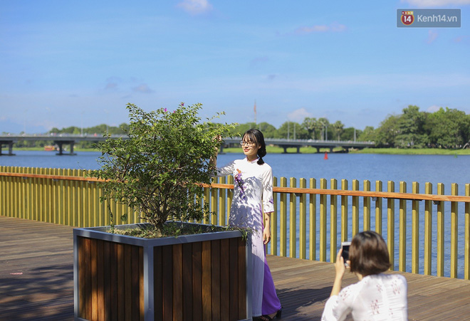 Video - Ảnh: Cầu đi bộ lát gỗ lim 64 tỷ trên sông Hương trở thành địa điểm hot nhất ở Huế dù chưa khánh thành