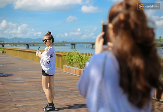 Video - Ảnh: Cầu đi bộ lát gỗ lim 64 tỷ trên sông Hương trở thành địa điểm hot nhất ở Huế dù chưa khánh thành