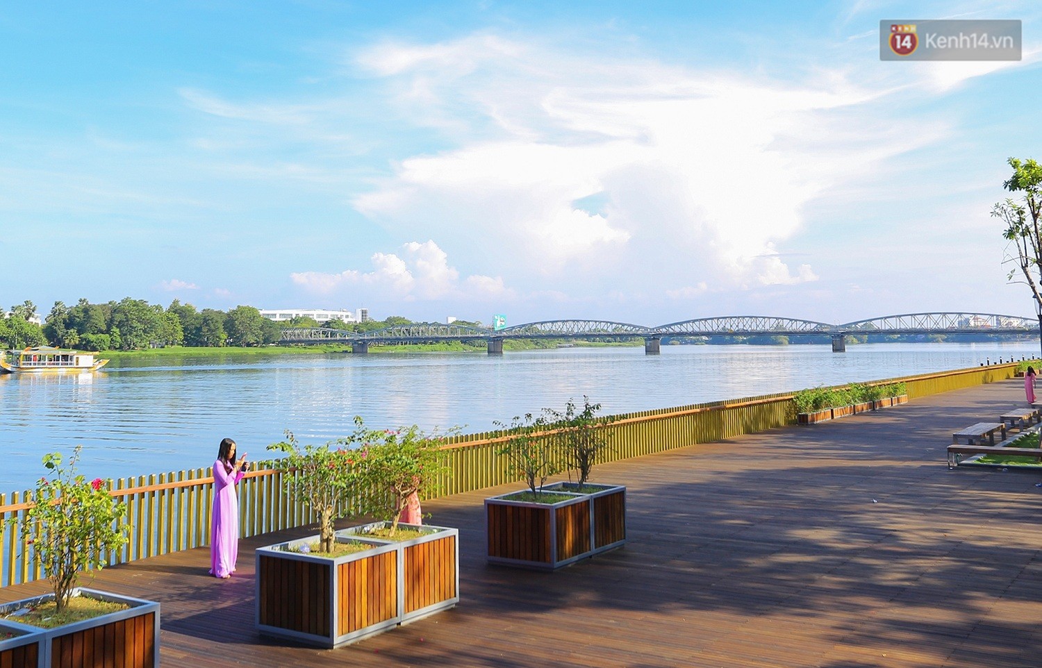 Video - Ảnh: Cầu đi bộ lát gỗ lim 64 tỷ trên sông Hương trở thành địa điểm hot nhất ở Huế dù chưa khánh thành
