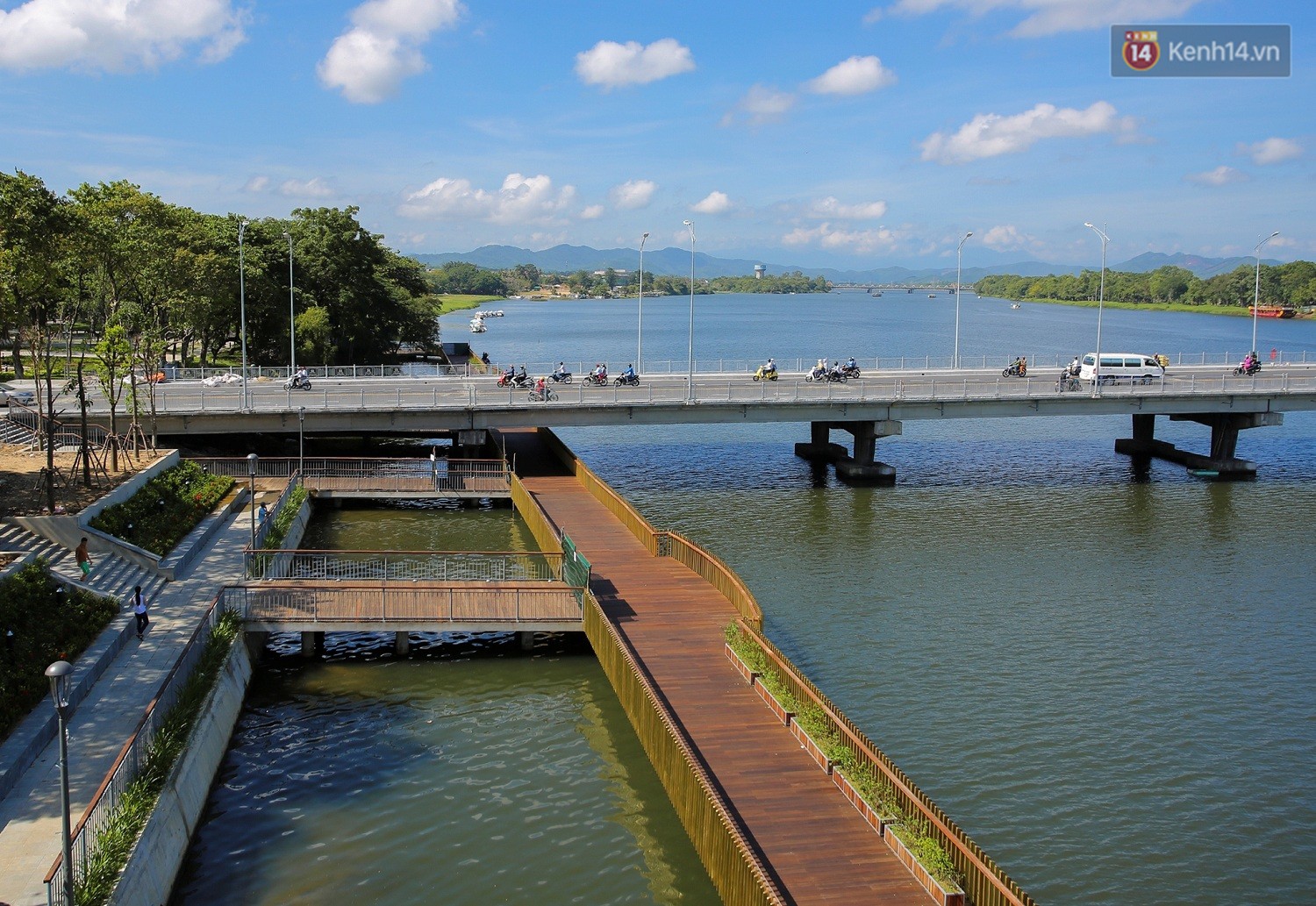 Video - Ảnh: Cầu đi bộ lát gỗ lim 64 tỷ trên sông Hương trở thành địa điểm hot nhất ở Huế dù chưa khánh thành