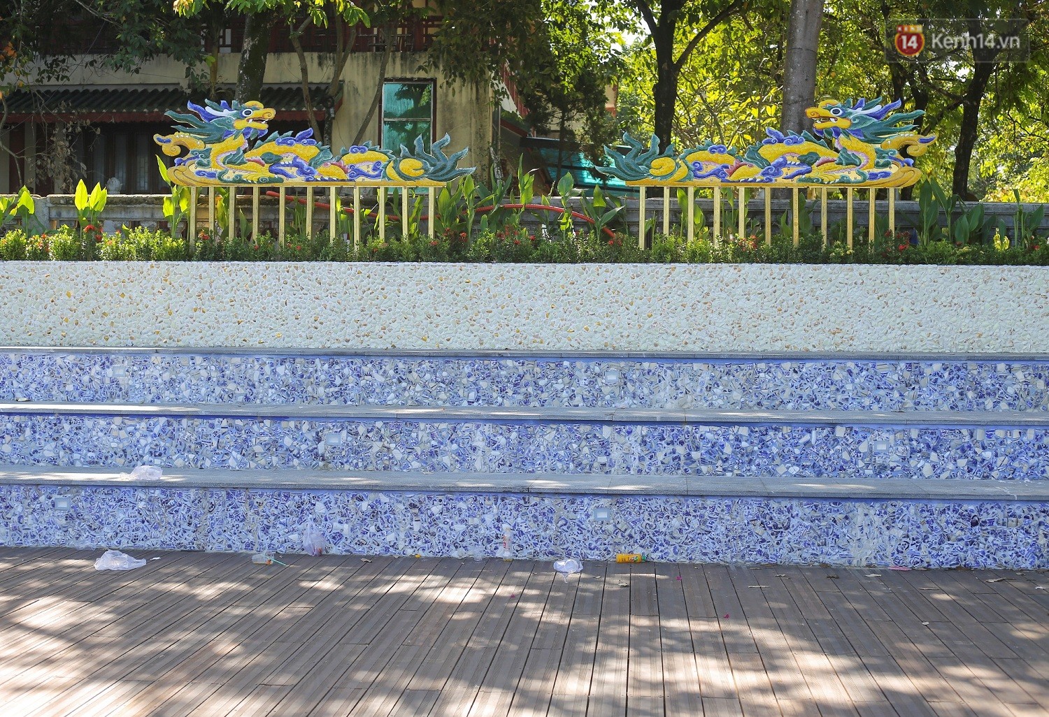 Video - Ảnh: Cầu đi bộ lát gỗ lim 64 tỷ trên sông Hương trở thành địa điểm hot nhất ở Huế dù chưa khánh thành