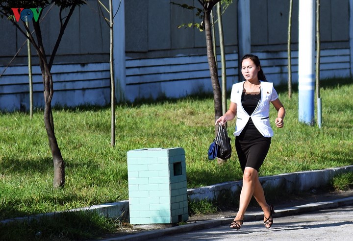 Vẻ đẹp yêu kiều của phụ nữ Triều Tiên trên đường phố Bình Nhưỡng