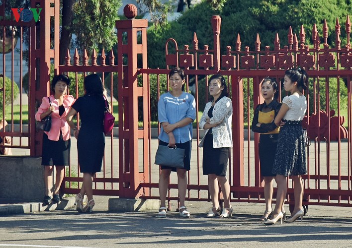 Vẻ đẹp yêu kiều của phụ nữ Triều Tiên trên đường phố Bình Nhưỡng
