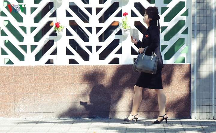 Vẻ đẹp yêu kiều của phụ nữ Triều Tiên trên đường phố Bình Nhưỡng
