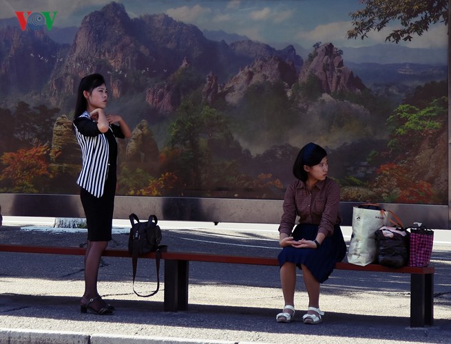 Vẻ đẹp yêu kiều của phụ nữ Triều Tiên trên đường phố Bình Nhưỡng