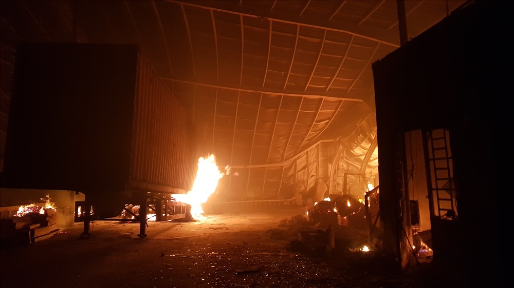 Cháy nổ lớn, hàng nghìn mét vuông kho xưởng bị thiêu rụi trong đêm