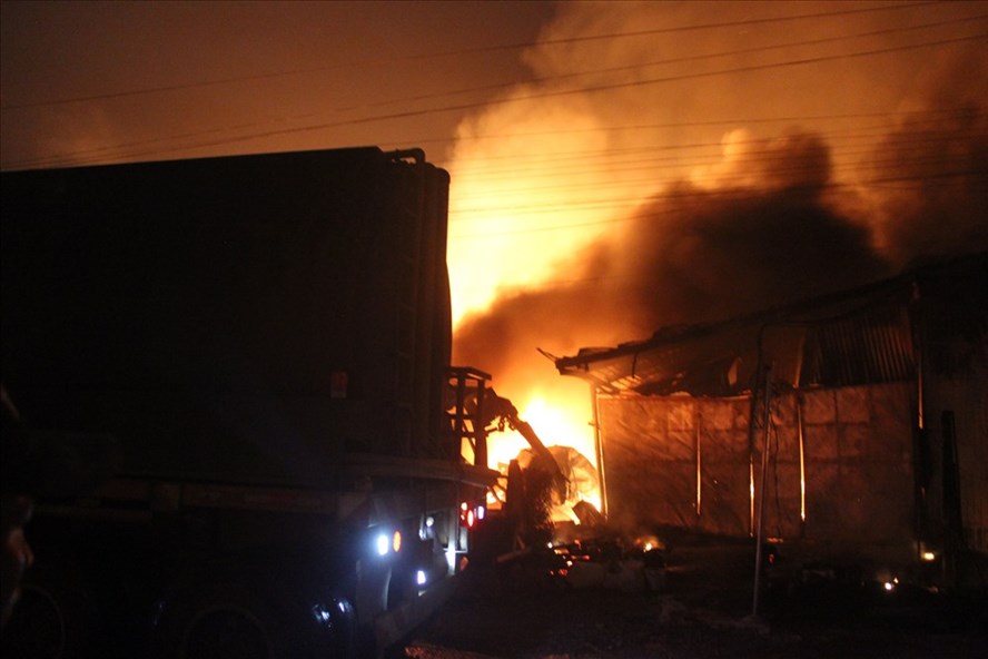 Cháy nổ lớn, hàng nghìn mét vuông kho xưởng bị thiêu rụi trong đêm