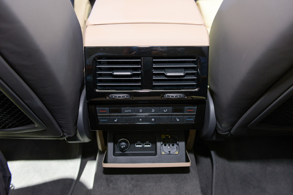 Chi tiết Volkswagen Touareg 2019 - xóa mác xe phổ thông