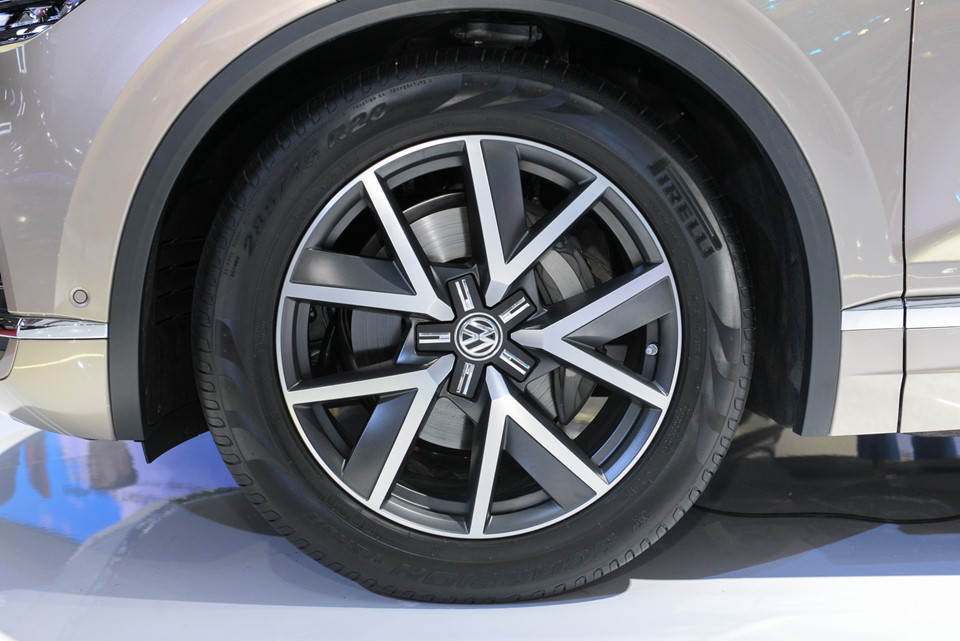 Chi tiết Volkswagen Touareg 2019 - xóa mác xe phổ thông
