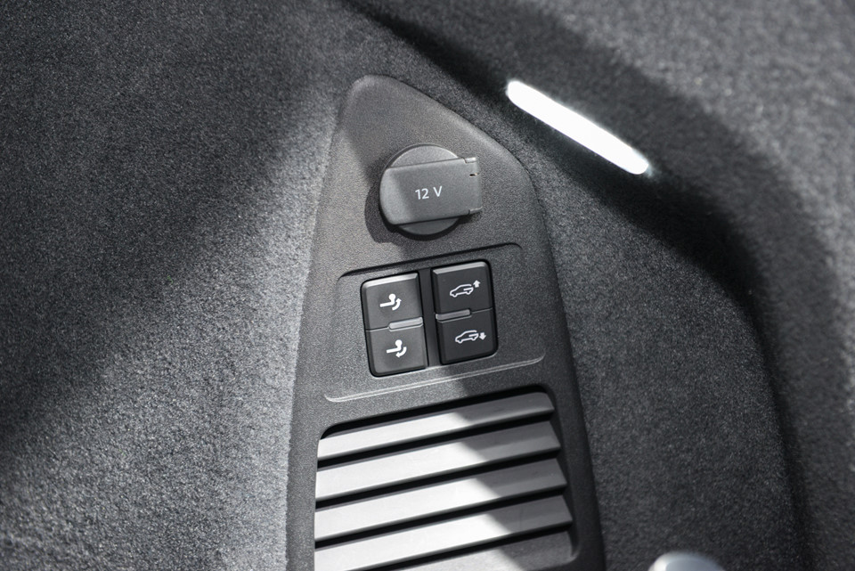 Chi tiết Volkswagen Touareg 2019 - xóa mác xe phổ thông