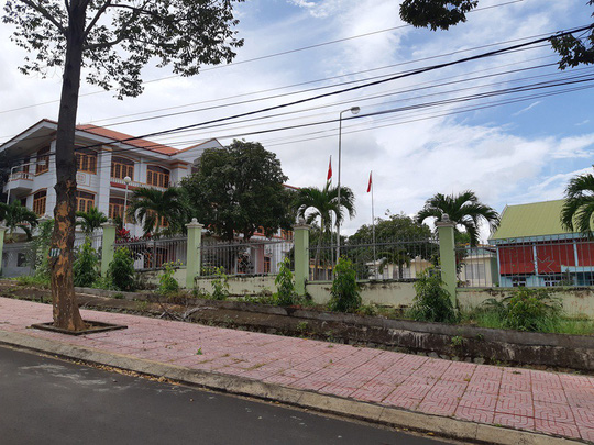 Trưởng ban tổ chức huyện ủy bị tố lấy cả bằng lẫn tên của chú để thăng quan