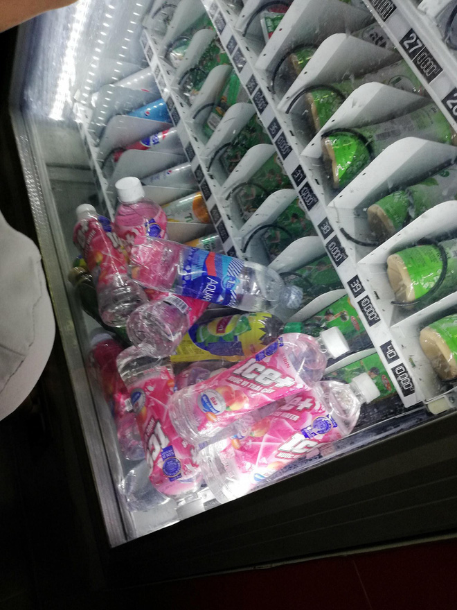 Dân mạng trình bày: Đến việc mua chai nước cũng bị cây bán hàng tự động bắt nạt thế này đây