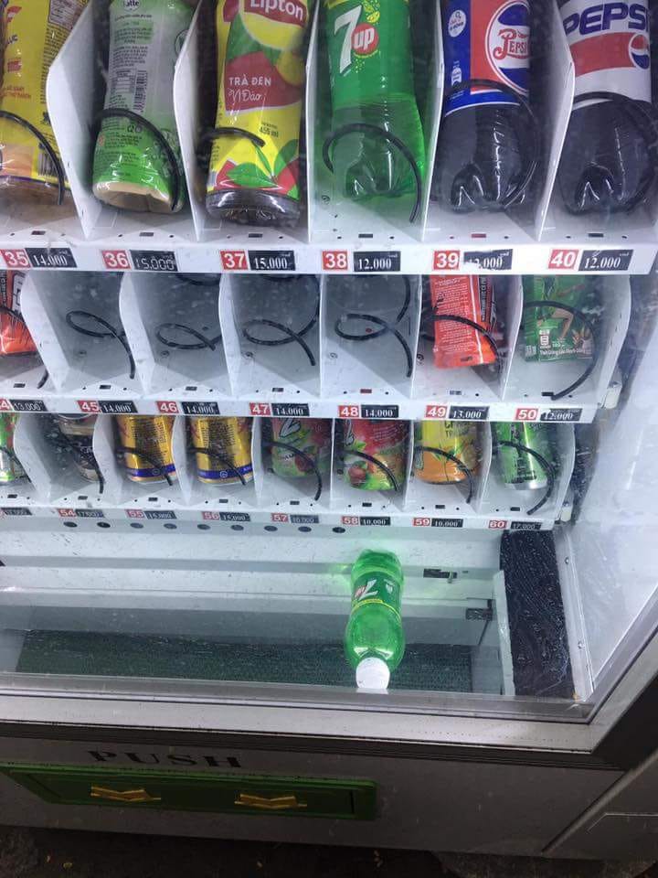 Dân mạng trình bày: Đến việc mua chai nước cũng bị cây bán hàng tự động bắt nạt thế này đây