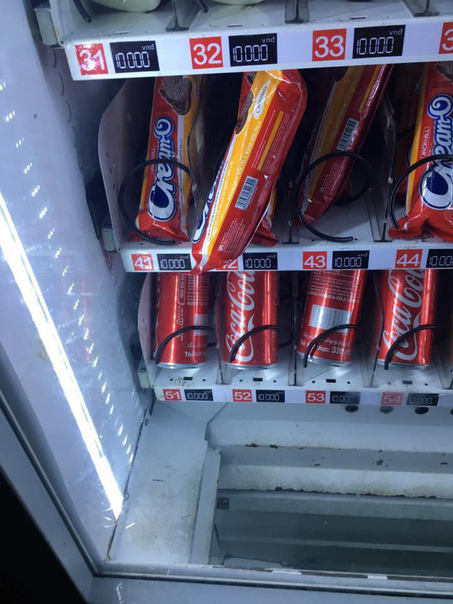 Dân mạng trình bày: Đến việc mua chai nước cũng bị cây bán hàng tự động bắt nạt thế này đây