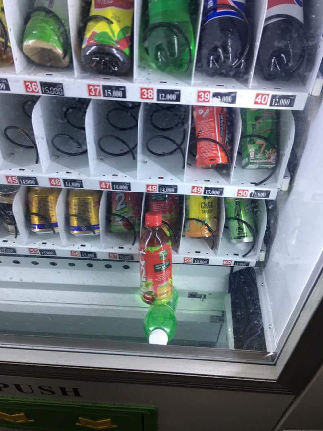 Dân mạng trình bày: Đến việc mua chai nước cũng bị cây bán hàng tự động bắt nạt thế này đây